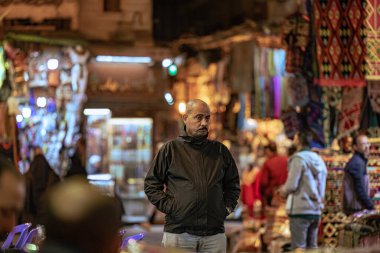 Kahire, Mısır - 21 Kasım 2021: Kahire 'deki Khan el-Khalili Çarşısında alışveriş ve çarşılar