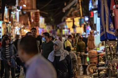 Kahire, Mısır - 21 Kasım 2021: Kahire 'deki Khan el-Khalili Çarşısında alışveriş ve çarşılar