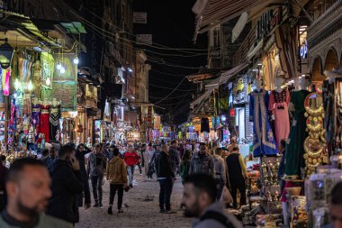 Kahire, Mısır - 21 Kasım 2021: Kahire 'deki Khan el-Khalili Çarşısında alışveriş ve çarşılar