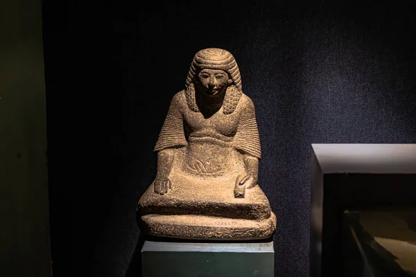 Luxor, Mısır - 19 Kasım 2021: Luxor, Mısır 'daki Eski Mısır Müzesi Heykeli