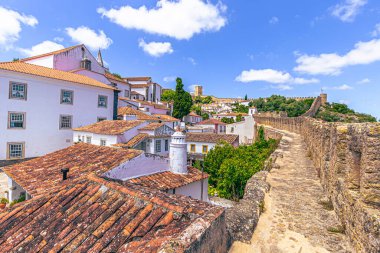 Obidos - 29 Haziran 2021: Portekiz 'in ortaçağ kenti Bidos' un sokak manzarası