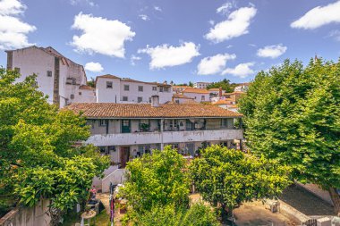 Obidos - 29 Haziran 2021: Portekiz 'in ortaçağ kenti Bidos' un sokak manzarası