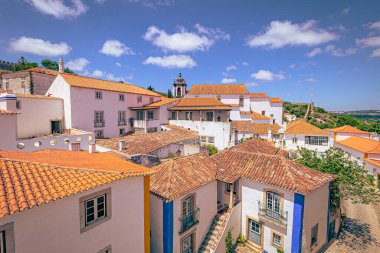 Obidos - 29 Haziran 2021: Portekiz 'in ortaçağ kenti Bidos' un sokak manzarası