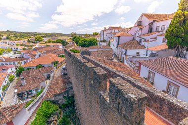 Obidos - 29 Haziran 2021: Portekiz 'in ortaçağ kenti Bidos' un sokak manzarası