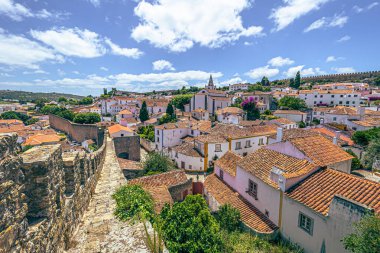 Obidos - 29 Haziran 2021: Portekiz 'in ortaçağ kenti Bidos' un sokak manzarası
