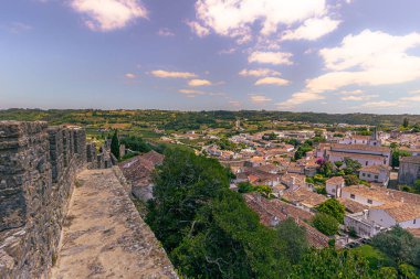 Obidos - 29 Haziran 2021: Portekiz 'in ortaçağ kenti Bidos' un sokak manzarası