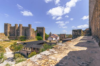 Obidos - 29 Haziran 2021: Portekiz 'in ortaçağ kenti Bidos' un sokak manzarası