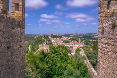 Obidos - 29 Haziran 2021: Portekiz 'in ortaçağ kenti Bidos' un sokak manzarası