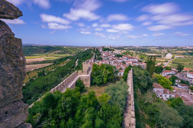 Obidos - 29 Haziran 2021: Portekiz 'in ortaçağ kenti Bidos' un sokak manzarası