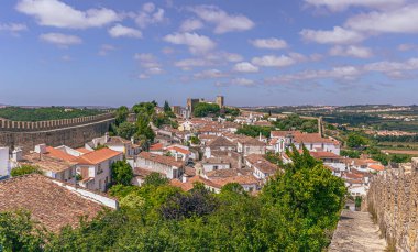 Obidos - 29 Haziran 2021: Portekiz 'in ortaçağ kenti Bidos' un sokak manzarası