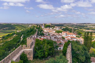 Obidos - 29 Haziran 2021: Portekiz 'in ortaçağ kenti Bidos' un sokak manzarası