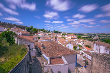 Obidos - 29 Haziran 2021: Portekiz 'in ortaçağ kenti Bidos' un sokak manzarası