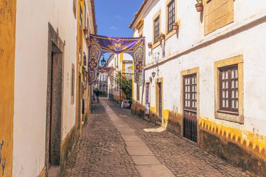 Obidos - 29 Haziran 2021: Portekiz 'in ortaçağ kenti Bidos' un sokak manzarası