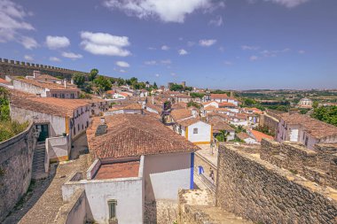 Obidos - 29 Haziran 2021: Portekiz 'in ortaçağ kenti Bidos' un sokak manzarası