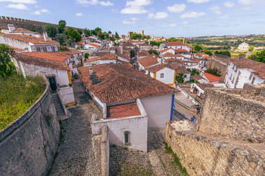 Obidos - 29 Haziran 2021: Portekiz 'in ortaçağ kenti Bidos' un sokak manzarası