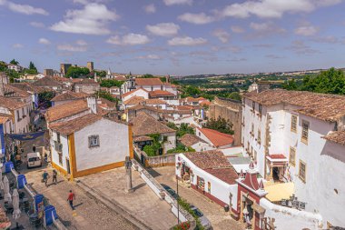 Obidos - 29 Haziran 2021: Portekiz 'in ortaçağ kenti Bidos' un sokak manzarası