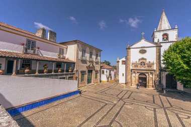 Obidos - 29 Haziran 2021: Portekiz 'in ortaçağ kenti Bidos' un sokak manzarası