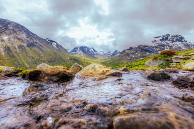 Galdhopiggen, Norveç - 3 Temmuz 2023 Norveç 'in Jotunheimen Ulusal Parkı' ndaki Galdhopiggen zirvesine giden dağ manzarası