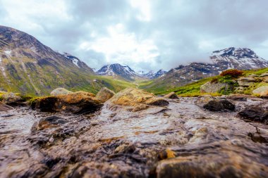 Galdhopiggen, Norveç - 3 Temmuz 2023 Norveç 'in Jotunheimen Ulusal Parkı' ndaki Galdhopiggen zirvesine giden dağ manzarası