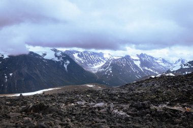 Galdhopiggen, Norveç - 3 Temmuz 2023 Norveç 'in Jotunheimen Ulusal Parkı' ndaki Galdhopiggen zirvesine giden dağ manzarası
