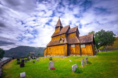 Ornes, Norveç - 4 Temmuz 2023: Ornes köyündeki Urnes kilisesi. Bir UNESCO dünya mirası sahası