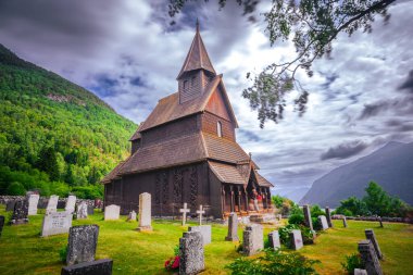 Ornes, Norveç - 4 Temmuz 2023: Ornes köyündeki Urnes kilisesi. Bir UNESCO dünya mirası sahası