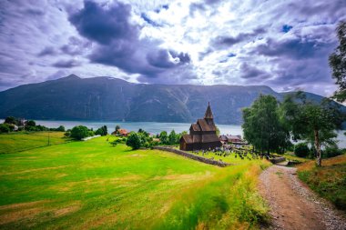 Ornes, Norveç - 4 Temmuz 2023: Ornes köyündeki Urnes kilisesi. Bir UNESCO dünya mirası sahası