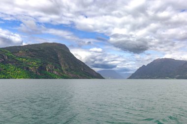 Lustrafjorden, Norveç - 4 Temmuz 2023: Ornes ve Solvorn, Güney Norveç arasındaki feribot yolculuğunun manzarası