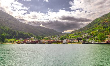 Lustrafjorden, Norveç - 4 Temmuz 2023: Ornes ve Solvorn, Güney Norveç arasındaki feribot yolculuğunun manzarası