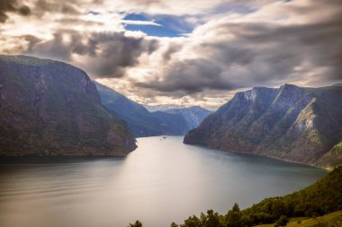 Prest, Norveç - 4 Temmuz 2023: Prest, Norveç perspektifinden fiyort manzarası