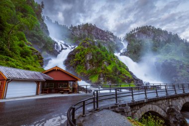 Latefossen, Norveç - 4 Temmuz 2023: Güney Norveç 'teki güçlü Latefossen şelalesi