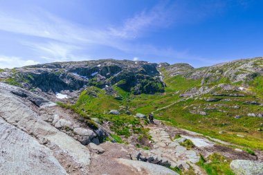 Kjerag, Norveç - 5 Temmuz 2023: Norveç 'in güneyindeki ünlü Kjerag yürüyüşünün destansı dağ manzarası