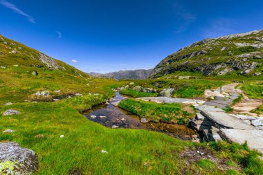 Kjerag, Norveç - 5 Temmuz 2023: Norveç 'in güneyindeki ünlü Kjerag yürüyüşünün destansı dağ manzarası