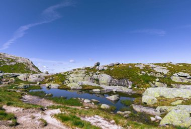 Kjerag, Norveç - 5 Temmuz 2023: Norveç 'in güneyindeki ünlü Kjerag yürüyüşünün destansı dağ manzarası
