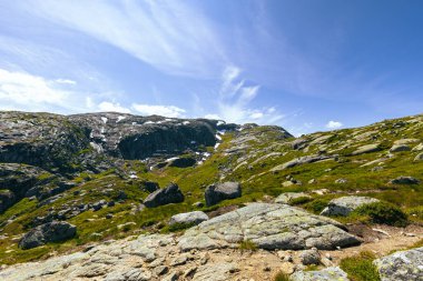 Kjerag, Norveç - 5 Temmuz 2023: Norveç 'in güneyindeki ünlü Kjerag yürüyüşünün destansı dağ manzarası