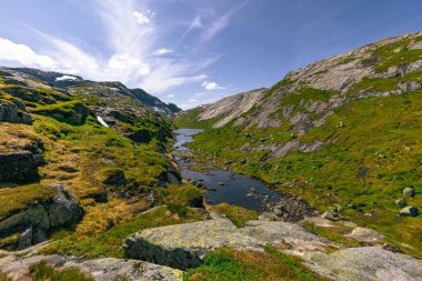 Kjerag, Norveç - 5 Temmuz 2023: Norveç 'in güneyindeki ünlü Kjerag yürüyüşünün destansı dağ manzarası