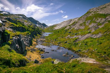 Kjerag, Norveç - 5 Temmuz 2023: Norveç 'in güneyindeki ünlü Kjerag yürüyüşünün destansı dağ manzarası