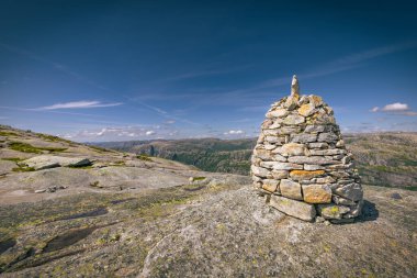 Kjerag, Norveç - 5 Temmuz 2023: Norveç 'in güneyindeki ünlü Kjerag yürüyüşünün destansı dağ manzarası