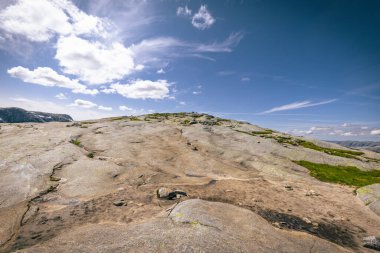 Kjerag, Norveç - 5 Temmuz 2023: Norveç 'in güneyindeki ünlü Kjerag yürüyüşünün destansı dağ manzarası