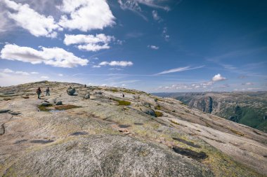 Kjerag, Norveç - 5 Temmuz 2023: Norveç 'in güneyindeki ünlü Kjerag yürüyüşünün destansı dağ manzarası