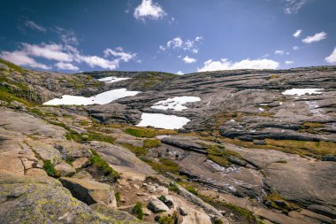 Kjerag, Norveç - 5 Temmuz 2023: Norveç 'in güneyindeki ünlü Kjerag yürüyüşünün destansı dağ manzarası