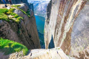 Kjerag, Norveç - 5 Temmuz 2023: Norveç 'in güneyindeki ünlü Kjerag yürüyüşünün destansı dağ manzarası