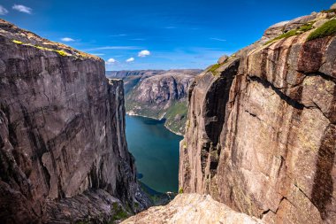Kjerag, Norveç - 5 Temmuz 2023: Norveç 'in güneyindeki ünlü Kjerag yürüyüşünün destansı dağ manzarası