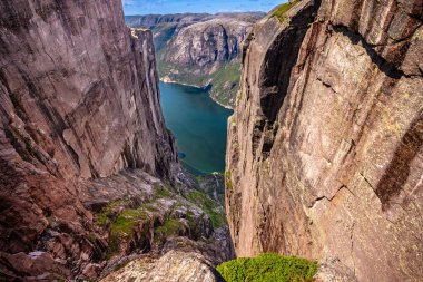 Kjerag, Norveç - 5 Temmuz 2023: Norveç 'in güneyindeki ünlü Kjerag yürüyüşünün destansı dağ manzarası