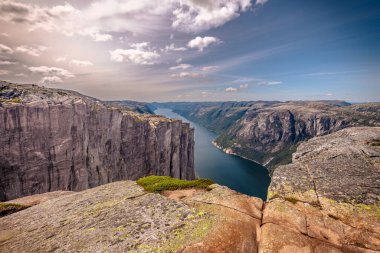 Kjerag, Norveç - 5 Temmuz 2023: Norveç 'in güneyindeki ünlü Kjerag yürüyüşünün destansı dağ manzarası