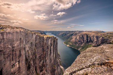 Kjerag, Norveç - 5 Temmuz 2023: Norveç 'in güneyindeki ünlü Kjerag yürüyüşünün destansı dağ manzarası