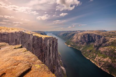 Kjerag, Norveç - 5 Temmuz 2023: Norveç 'in güneyindeki ünlü Kjerag yürüyüşünün destansı dağ manzarası