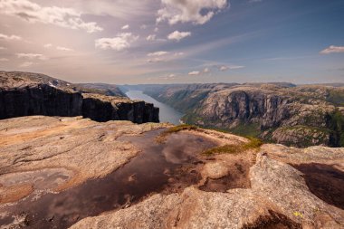 Kjerag, Norveç - 5 Temmuz 2023: Norveç 'in güneyindeki ünlü Kjerag yürüyüşünün destansı dağ manzarası