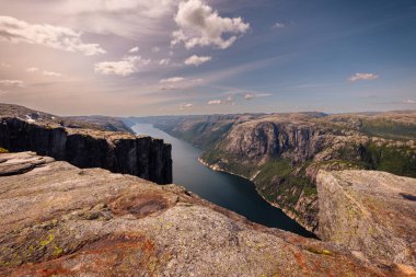 Kjerag, Norveç - 5 Temmuz 2023: Norveç 'in güneyindeki ünlü Kjerag yürüyüşünün destansı dağ manzarası