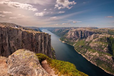 Kjerag, Norveç - 5 Temmuz 2023: Norveç 'in güneyindeki ünlü Kjerag yürüyüşünün destansı dağ manzarası